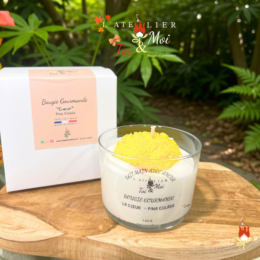 Bougie gourmande coeur. Faite main. Parfum Pina colada. Avec son emballage 