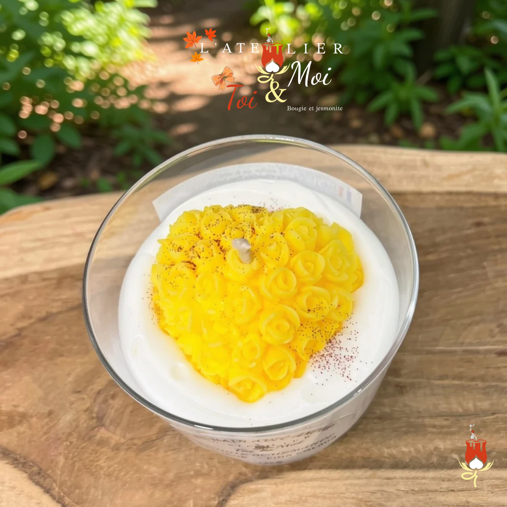 Bougie gourmande coeur. Faite main. Parfum Pina colada. Vu sur le détail du coeur 