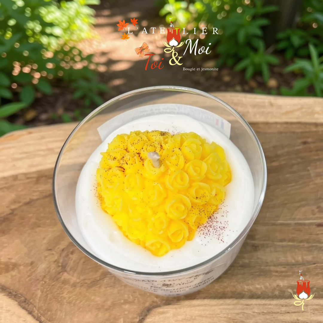 Bougie gourmande coeur. Faite main. Parfum Pina colada. Vu sur le détail du coeur 